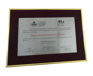 Placa de diploma ou certificado com moldura dourada – M01