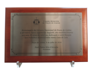 Placa de Honra ao Mérito com fundo em madeira- M04